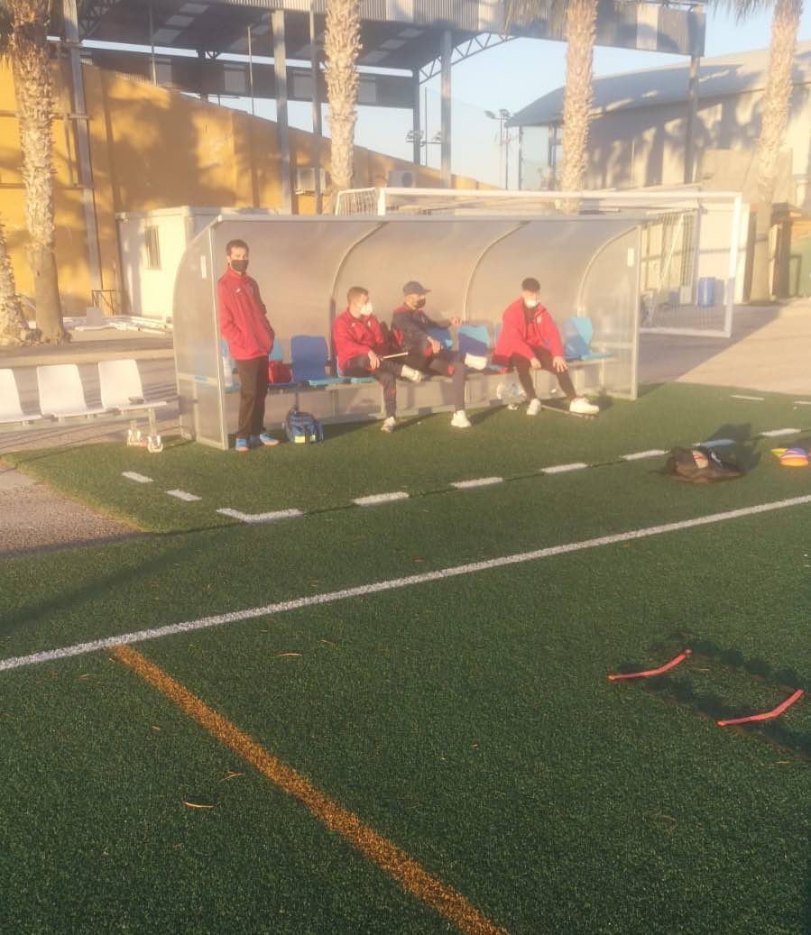 Diego Puig en el banquillo durante un partido de UD Alzira B