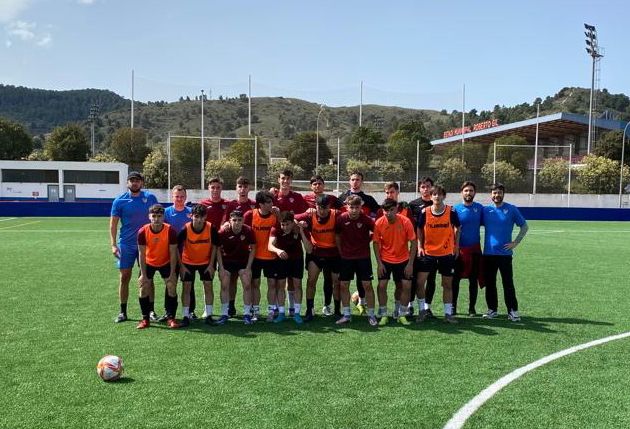 Diego Puig con la plantilla de UD Alzira B