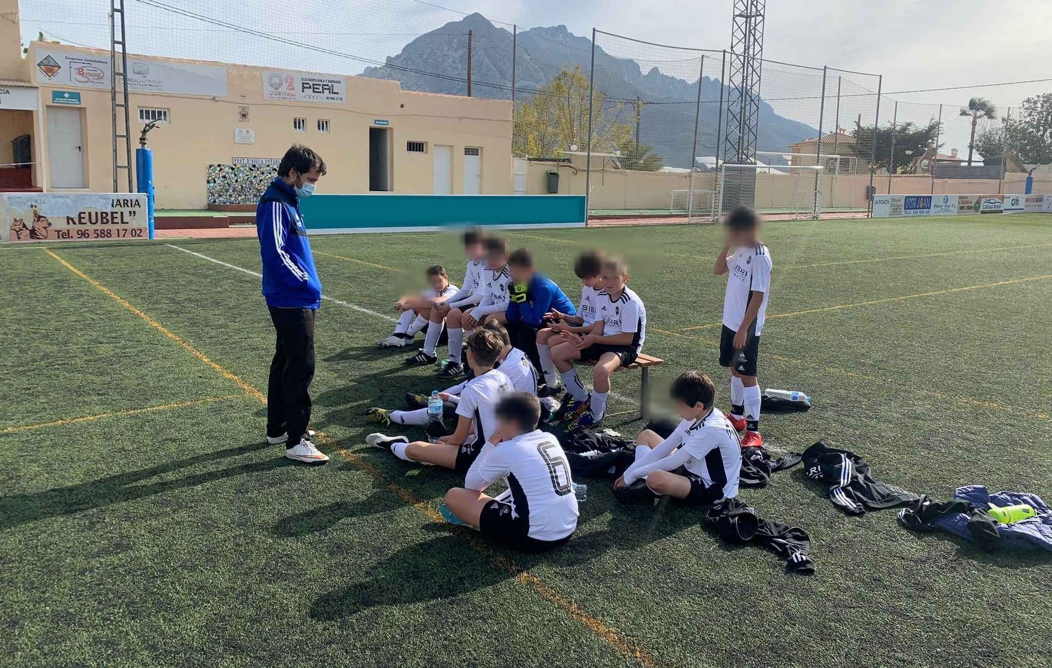 Diego Puig dando indicaciones tácticas a su equipo